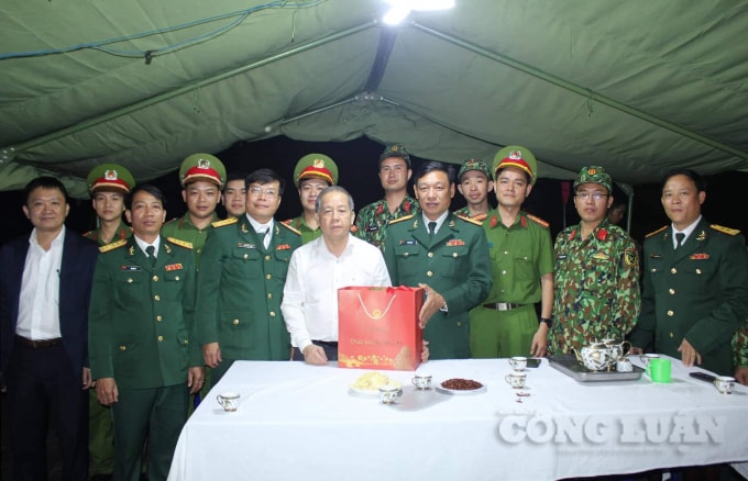 Ông Phan Ngọc Thọ, Phó Bí thư Tỉnh ủy, Chủ tịch UBND tỉnh, Trưởng đoàn ĐBQH tỉnh thăm, tặng quà tổ bắn pháo hoa.