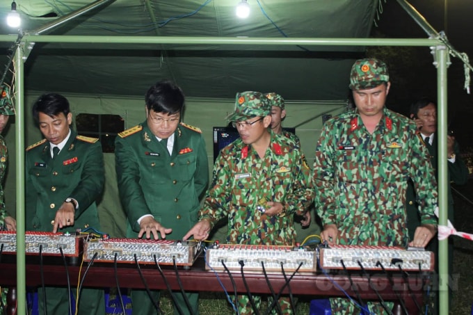 Lãnh đạo Bộ CHQS tỉnh tham gia bắn loạt đầu pháo hoa.