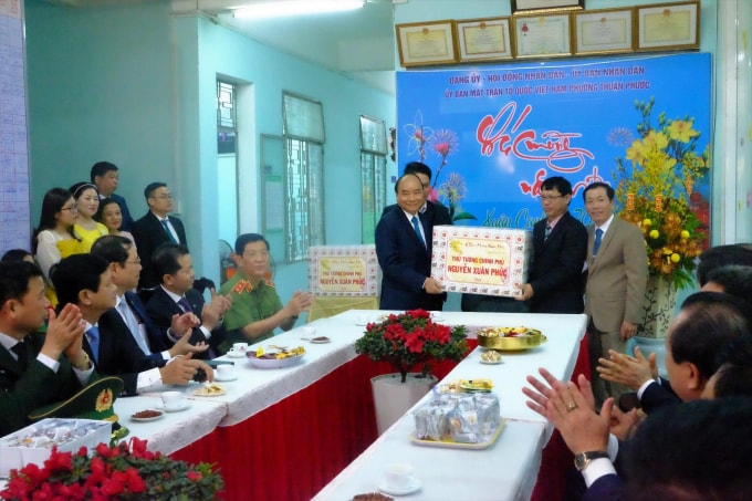 Thủ tướng Nguyễn Xuân Phúc đến thăm, chúc Tết tại Quận ủy Hải Châu (Đà Nẵng). Ảnh: Lưu Hương