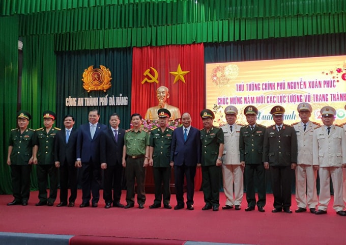 Thủ tướng Nguyễn Xuân Phúc chụp ảnh lưu niệm cùng cán bộ, chiến sỹ tại buổi chúc Tết lực lượng vũ trang TP. Đà Nẵng. Ảnh: Tấn Việt
