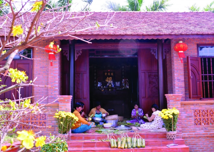 Gói bánh Tét đón Tết ở miền Nam.
