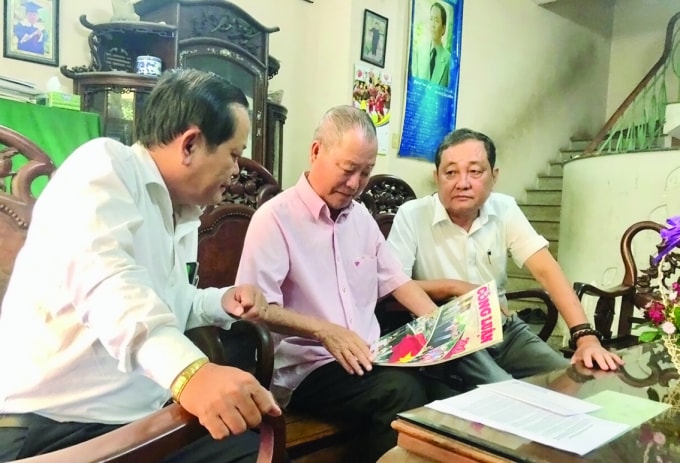 Phó Chủ tịch Hội Nhà báo VN Nguyễn Bé và Trưởng CQĐD phía Nam Báo NB&CL trong một lần đến thăm nhạc sĩ - nhà báo Vũ Đức Sao Biển.