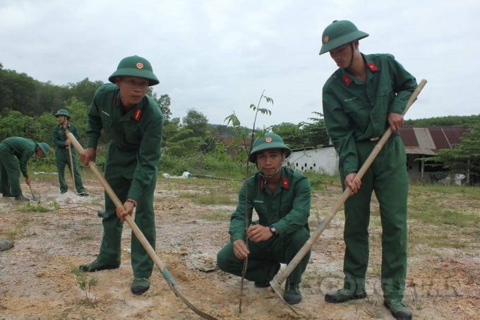 Các chiến sĩ hăng hái tham gia.