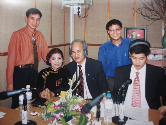 NSND Thanh Hoa dự và hát trực tiếp tặng bộ đội biên giới trong Chương trình Tết 2000 của VOV.