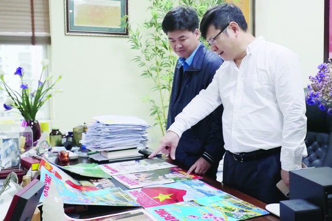 Phó TBT báo Lao Động Nguyễn Đình Chúc đang trao đổi với Tổng Thư ký Tòa soạn Hoàng Lâm về phương án ảnh bìa số báo Xuân Canh Tý 2020 cho báo Lao Động.