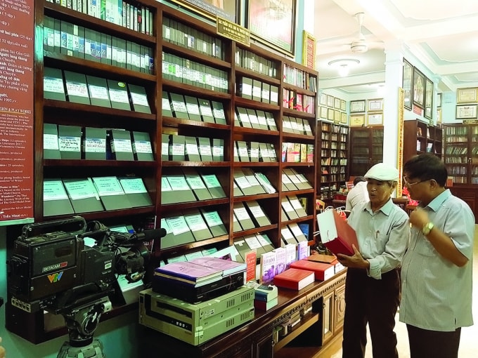 Nhà báo, nhà văn Minh Chuyên và tác giả, giới thiệu về bảo tàng. Ảnh: Phan Hữu Minh.