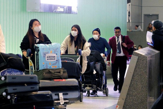 Khách du lịch Trung Quốc tại sân bay LAX của Mỹ. Ảnh: Reuters