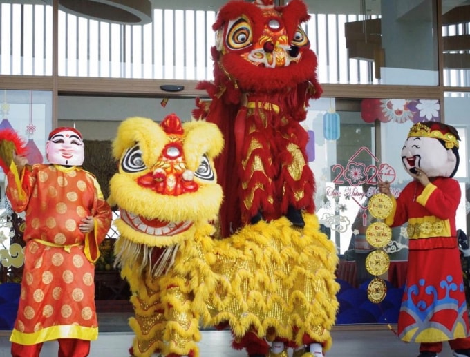 Các bạn nhỏ phấn khích khi được xem múa lân ngay trong khu nghỉ dưỡng.