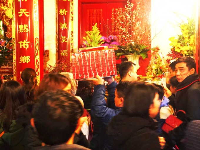 Lượng người đông đúc buộc người đi lễ phải đội mâm lễ lên đầu, tránh để đồ cúng bị hư hỏng.