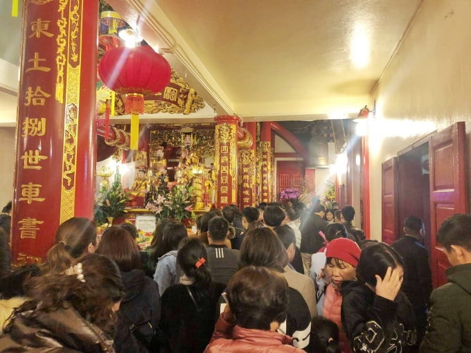 Bên trong phủ, cũng như mọi năm, cảnh tượng đông đúc, chen nhau vẫn lặp lại.