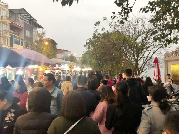 Dù đã muộn dòng người vẫn nô nức đổ về Phủ Tây Hồ.