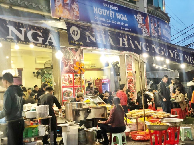 Nhiều cửa hàng xung quanh Phủ Tây Hồ vô cùng hút khách.