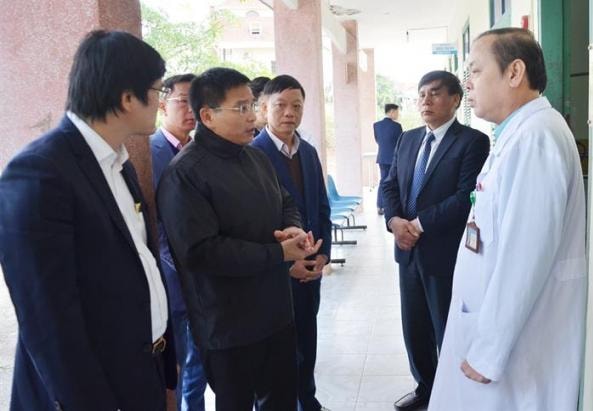 Chủ tịch UBND tỉnh, kiểm tra công tác phòng, chống dịch tại Trung tâm Y tế TP Móng Cái. Ảnh: Nguyễn Thanh.