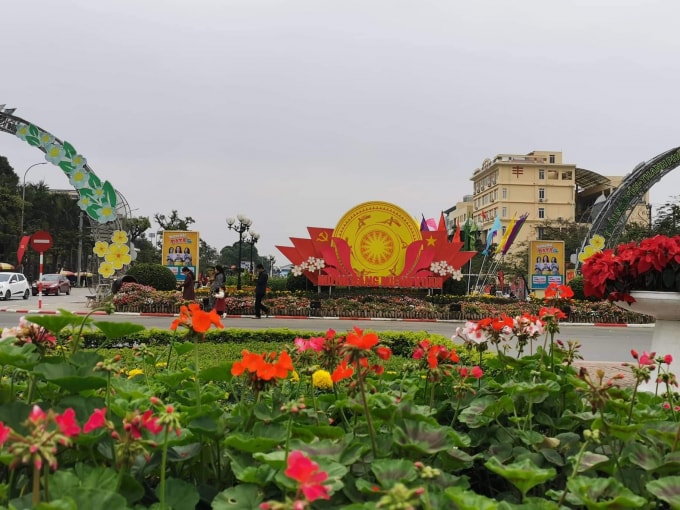 Nơi nơi tưng bừng mừng Đảng, mừng xuân.