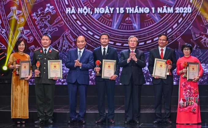 Nhà báo Phan Đăng Trường (thứ hai, từ trái sang) nhận giải A Búa liềm vàng 2019.