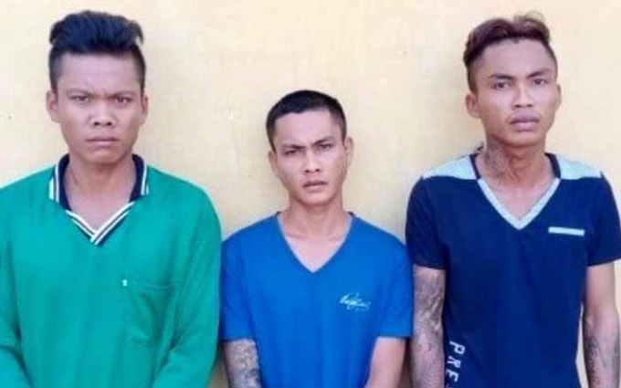 Các đối tượng ném “bom xăng” vào nhà dân.