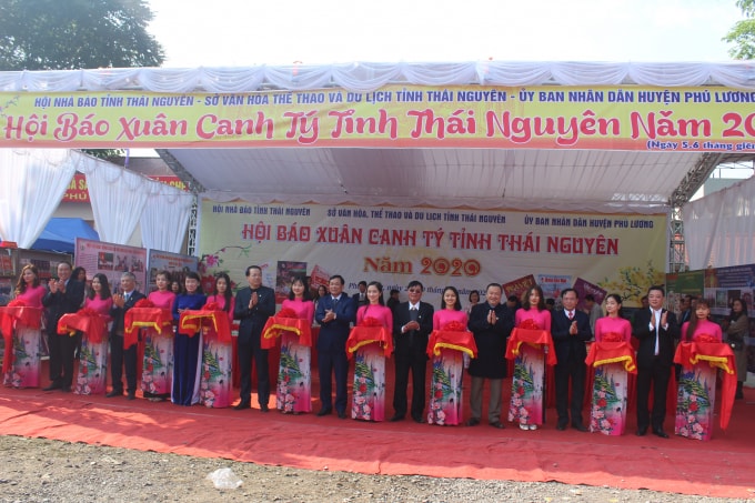 Cắt băng khai mạc Hội báo Xuân.
