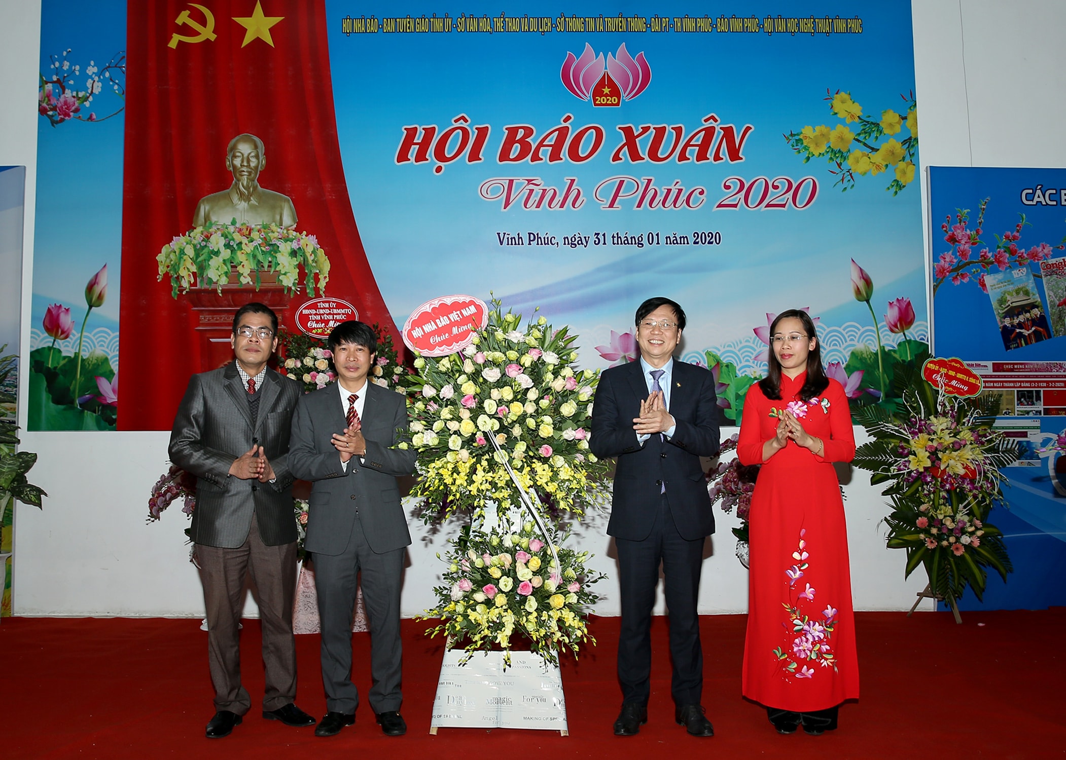 Phó Chủ tịch Thường trực Hội Nhà báo Việt Nam Hồ Quang Lợi tặng hoa chúc mừng Hội Báo Xuân Vĩnh Phúc 2020. Ảnh: Sơn Hải