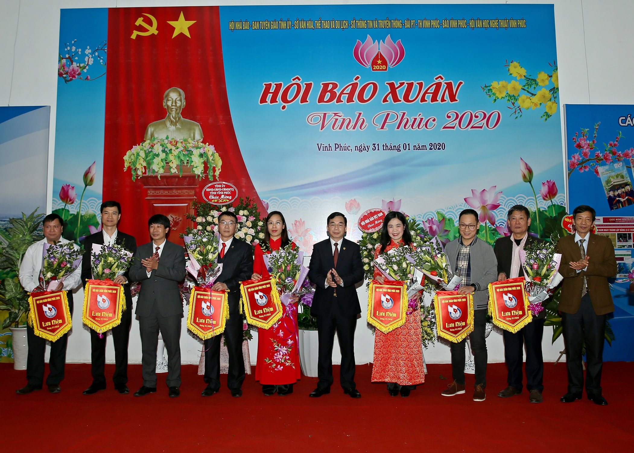 Các đơn vị tham gia Hội Báo được trao cờ lưu niệm. Ảnh: Sơn Hải