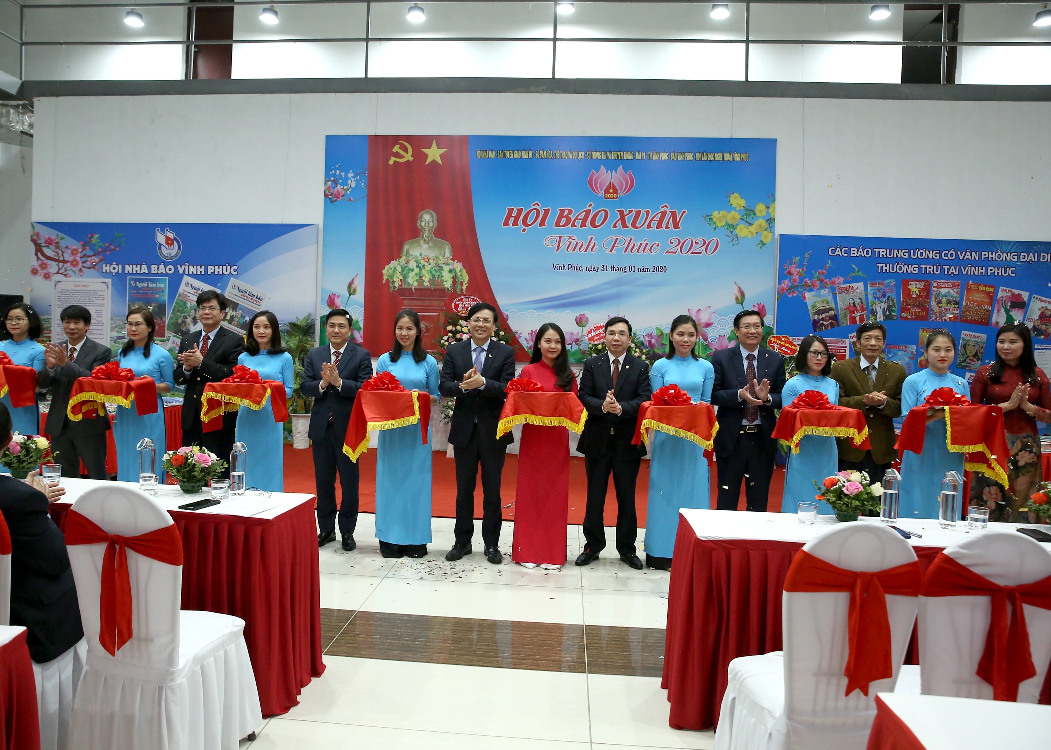 Các đồng chí lãnh đạo cắt băng khai mạc Hội Báo Xuân. Ảnh: Sơn Hải