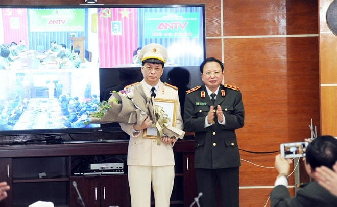 Trung tướng Mai Văn Hà thừa ủy quyền của Bộ trưởng Bộ Công an trao Quyết định phân công Tổng Biên tập Báo CAND cho Đại tá Phạm Quang Khải từ ngày 1/2/2020. Ảnh: PV