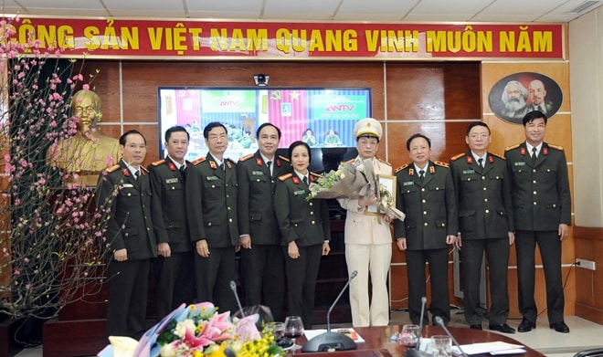 Lãnh đạo Cục Truyền thông CAND chúc mừng Đại tá Phạm Quang Khải. Ảnh: PV