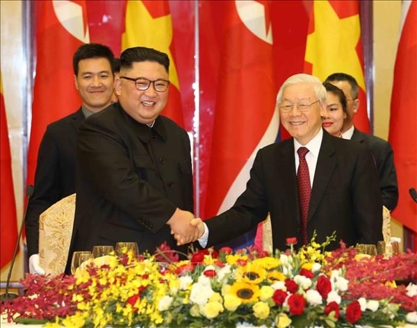 Tổng Bí thư, Chủ tịch nước Nguyễn Phú Trọng chào mừng Chủ tịch Triều Tiên Kim Jong-un chuyến thăm hữu nghị chính thức Việt Nam tháng 3/2019. Ảnh: TTXVN