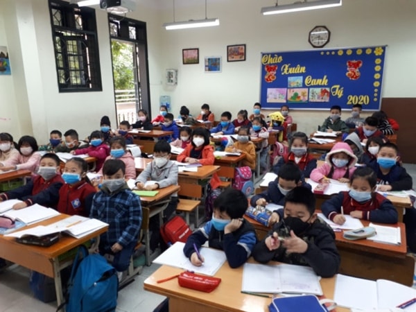 Học sinh tiểu học ở Hà Nội đeo khẩu trang phòng, chống dịch Corona. Ảnh: GDTĐ