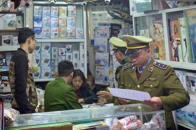 Tối 31/1, Phòng Cảnh sát kinh tế, Công an Hà Nội cùng Đội Quản lý thị trường số 1 Hà Nội đã kiểm tra, xử phạt hai cơ sở tăng giá bán khẩu trang 60 triệu đồng bao gồm: Cơ sở số 120 Ngọc Khánh, cửa hàng số 118 Ngọc Khánh (quận Ba Đình). Ảnh: N.H