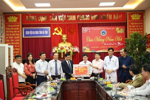 Trong thời khắc giao thừa, lãnh đạo tỉnh và BVĐK Hà Tĩnh chúc Tết các cán bộ, nhân viên đang trực Tết. Ảnh: Hạnh Loan