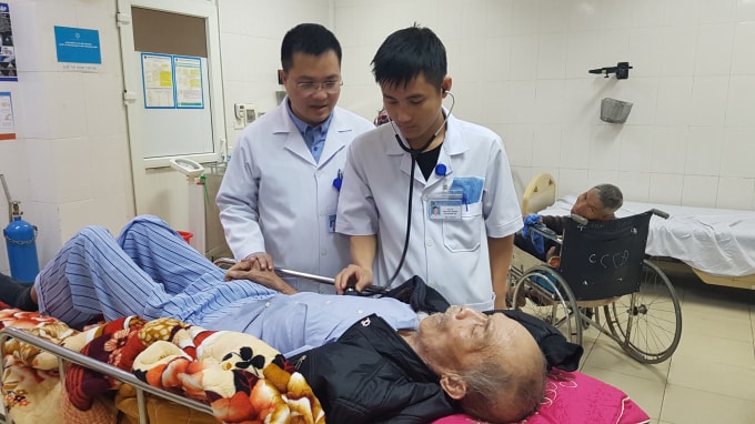 Bác sĩ Nguyễn Xuân Thái, Trưởng khoa Cấp cứu, Bệnh viện đa khoa tỉnh Hà Tĩnh động viên thăm hỏi các bệnh nhân đang điều trị tại bệnh viện.