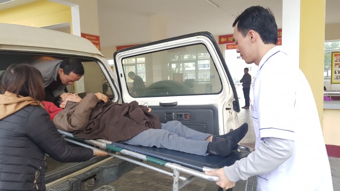 Các bác sỹ gấp gáp đưa bệnh nhân vào viện để cứu chữa