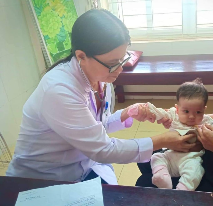 Bác sỹ Bệnh viện Đa khoa Hà Tĩnh đang thăm khám cho công dân