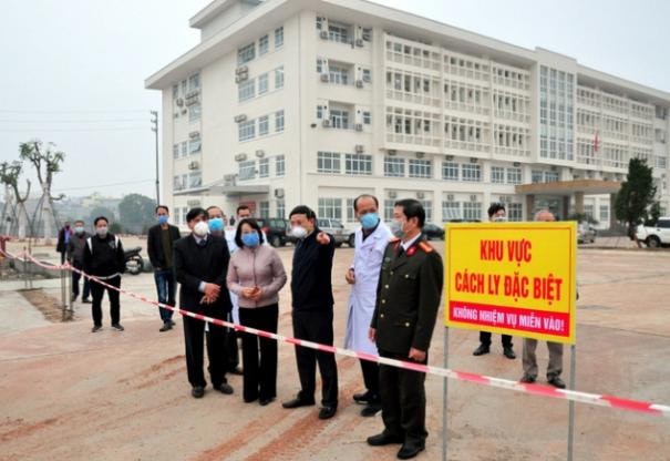 Bí thư Tỉnh ủy Nguyễn Xuân Ký chỉ đạo TP Móng Cái sớm hoàn thiện các hạng mục của Bệnh viện cách ly đặc biệt. Ảnh Trọng Đức.