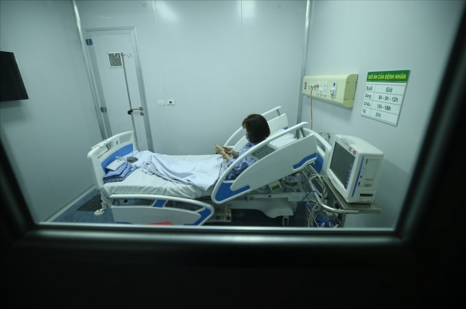 Nữ bệnh nhân được điều trị cách ly tại Bệnh viện Nhiệt Đới (Đông Anh, Hà Nội). Ảnh TL.