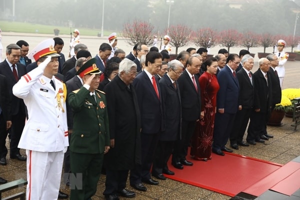 Đoàn lãnh đạo Đảng, Nhà nước vào Lăng viếng Chủ tịch Hồ Chí Minh. Ảnh: TTXVN