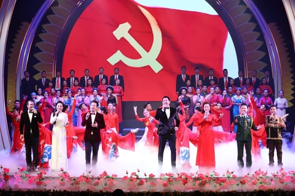 Chương trình văn nghệ chào mừng 90 năm Ngày thành lập Đảng Cộng sản Việt Nam (3/2/1930-3/2/2020). Ảnh: VGP