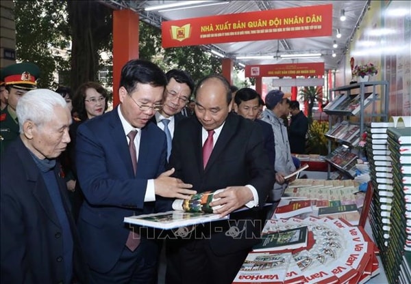 Thủ tướng Nguyễn Xuân Phúc thăm Triển lãm sách