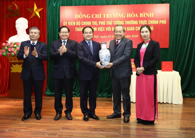 Phó Thủ tướng trao quà cho đại diện Ban Tôn giáo Chính phủ. Ảnh: VGP
