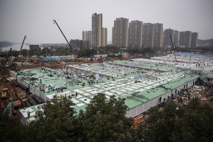 Bệnh viện Huoshenshan trong quá trình xây dựng. Ảnh: Reuters