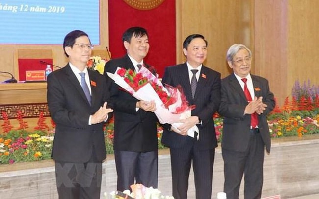 Bí thư Tỉnh ủy Khánh Hòa Nguyễn Khắc Định (thứ 2 bên phải) tặng hoa chúc mừng ông Trần Mạnh Dũng. Ảnh: TTXVN.