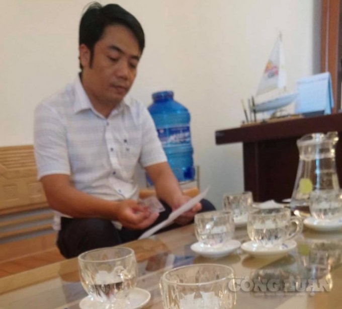 Ông Nguyễn Văn Thục – Chủ tịch UBND xã Sơn Thủy kiểm tra thông tin của phóng viên.