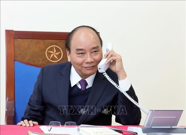 Thủ tướng Nguyễn Xuân Phúc điện đàm với Tổng thống Indonesia Joko Widodo. Ảnh: VGP