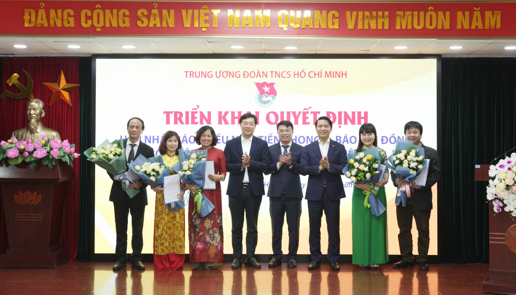 Đồng chí Lê Quốc Phong và đồng chí Nguyễn Ngọc Lương tặng hoa chúc mừng Ban Biên tập Báo Thiếu Niên Tiền phong và Nhi đồng. Ảnh: PV