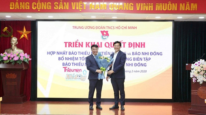 Đồng chí Lê Quốc Phong tặng hoa chúc mừng Tổng Biên tập Nguyễn Phan Khuê. Ảnh: PV