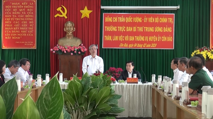 Đồng chí Trần Quốc Vượng làm việc với Ban Thường vụ Huyện ủy Côn Đảo về tình hình phát triển kinh tế, xã hội.