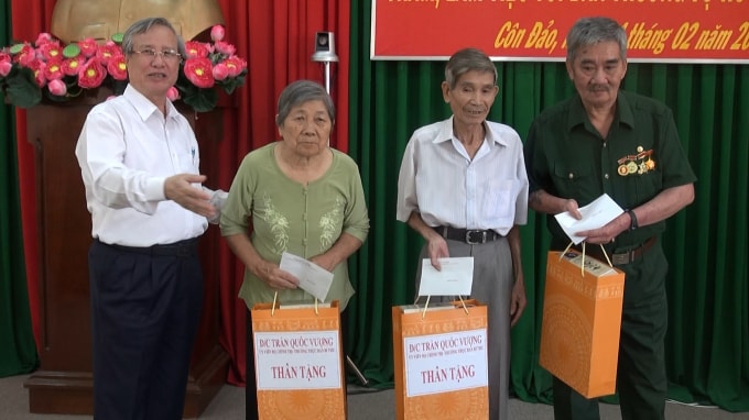 Thường trực Ban Bí thư thăm hỏi, tặng quà các cựu tù chính trị hiện đang sinh sống tại huyện Côn Đảo.