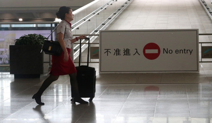 Một nữ tiếp viên của hãng hàng không Cathay Pacific tại Sân bay Quốc tế Hong Kong. Ảnh: SCMP