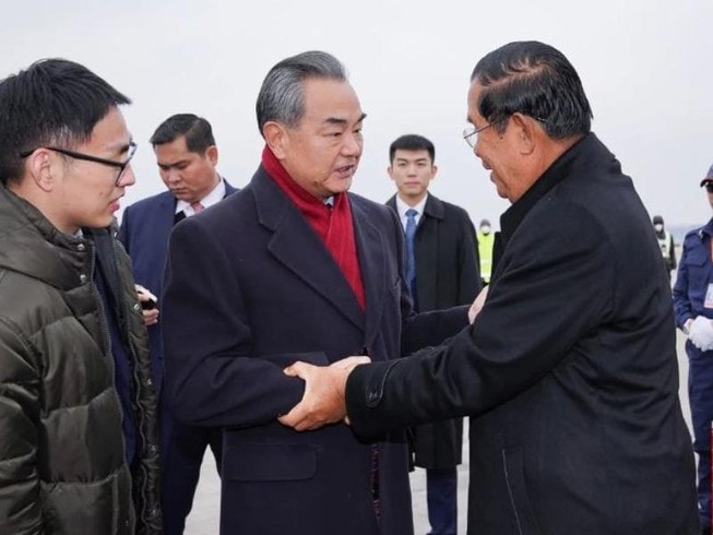 Bộ trưởng Ngoại giao Trung Quốc Vương Nghị (giữa) đón Thủ tướng Campuchia Hun Sen (phải) tại Bắc Kinh ngày 5/2. Ảnh: THX