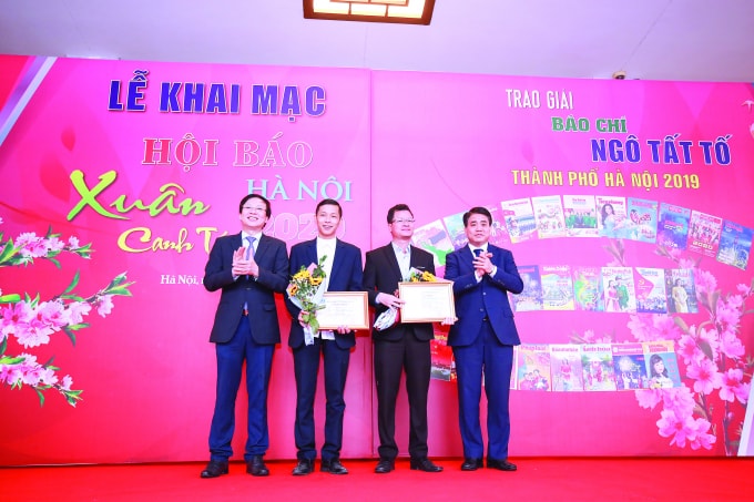 Các tác giả, nhóm tác giả được trao giải Nhất Giải thưởng Ngô Tất Tố tại Hội báo Xuân Hà Nội 2020 . Ảnh: Hoàng Huy